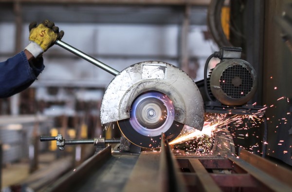 guy making cut to length steel